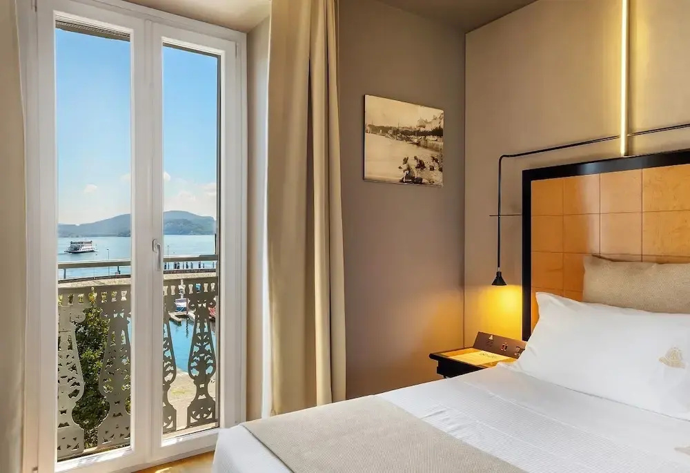 Superior Double room with lake view (full double bed)