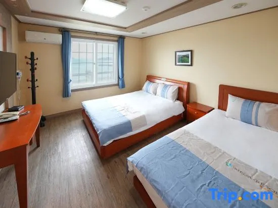 Standard Quintuple room with ocean view