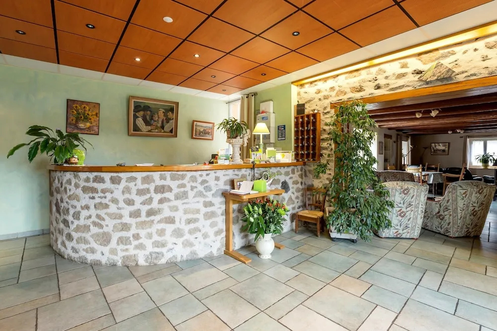 Hôtel-Restaurant La Crèche et sa piscine intérieure - Logis Hôtels - Général
