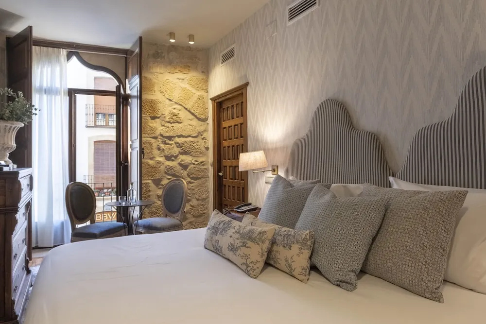 Deluxe Double room with balcony (full double bed)