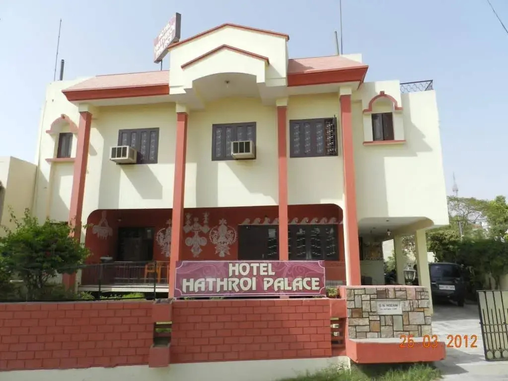 Hotel Hathroi Palace