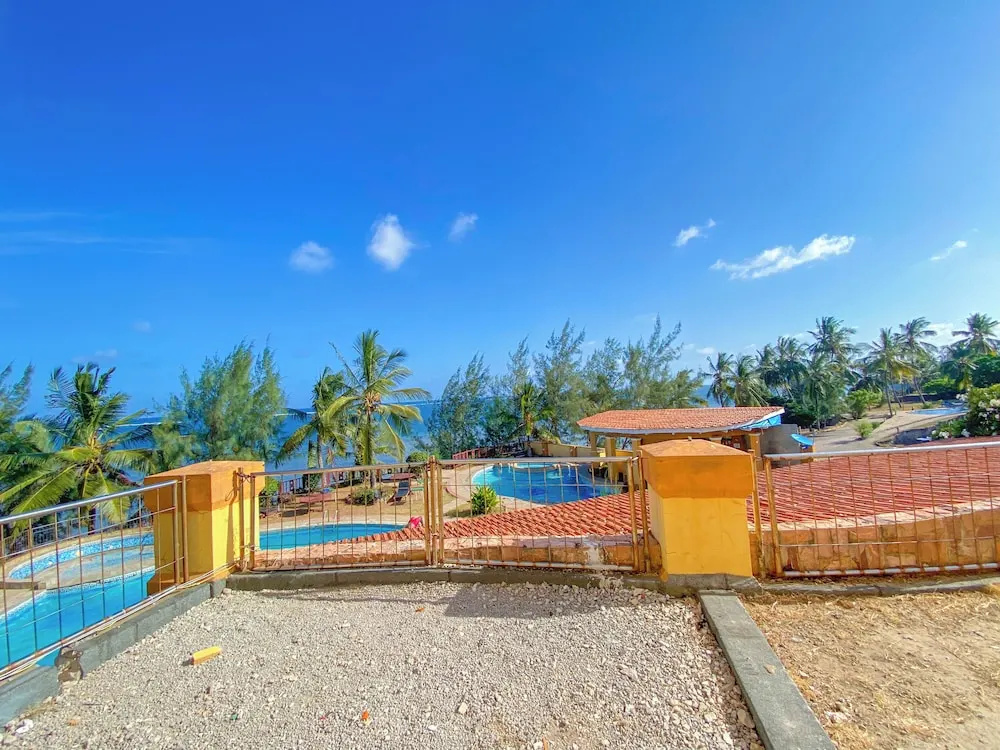 Sea Breeze Beachfront Apartments - фото 41