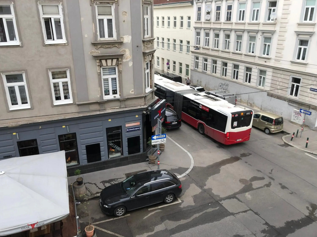 New, bright apartment near the metro!