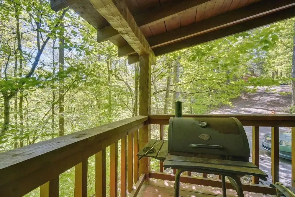 6 Mi to Dtwn Gatlinburg: Romantic Cabin w/ Deck!