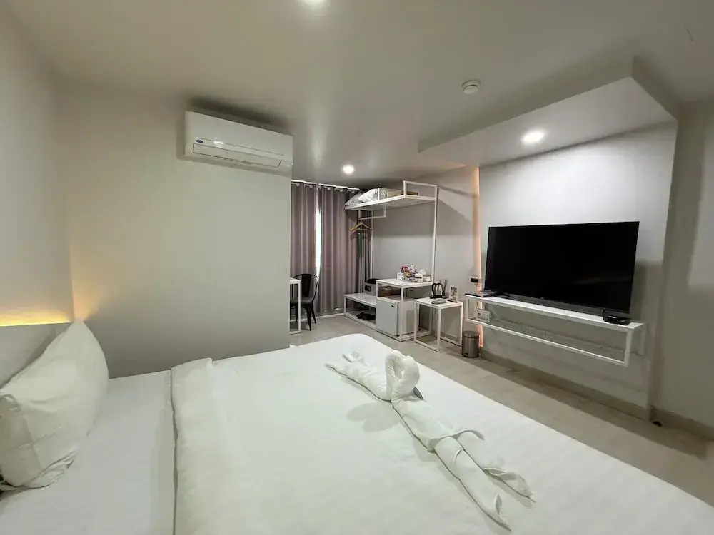 Deluxe Double room (full double bed)