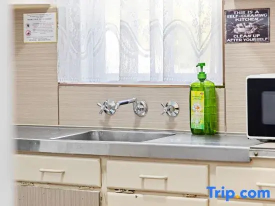 Comfortable Rooms – Quiet Street, Near Shops & Transport