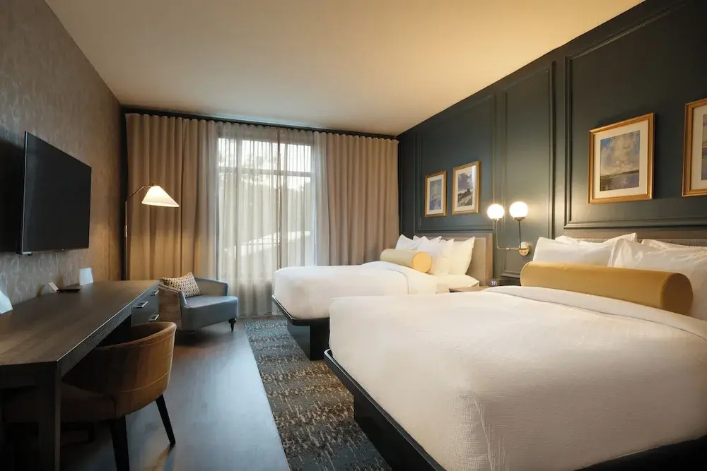 Deluxe Quadruple room with city view