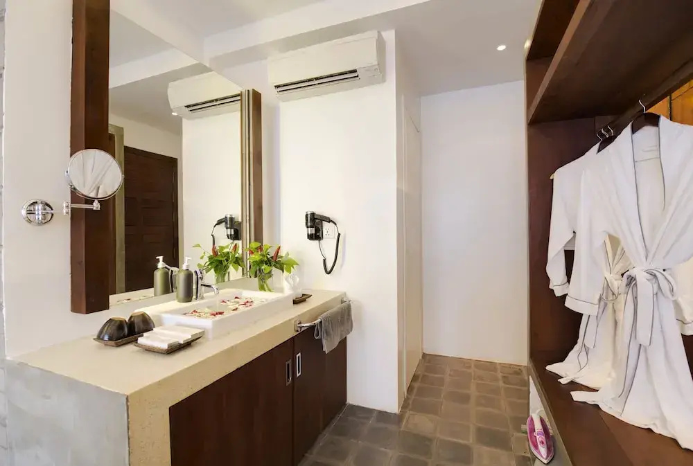 Deluxe Double Suite with balcony (full double bed)