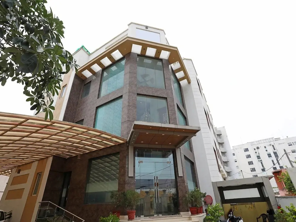 OYO 9532 Hotel Q-Cent