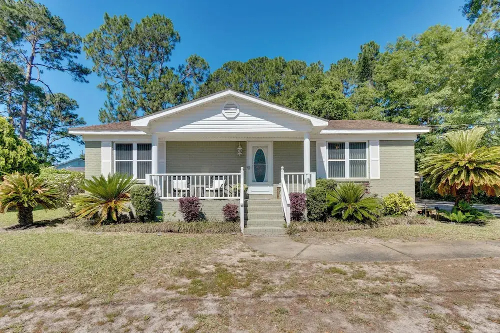 Bright Navarre Vacation Rental, 2 Mi to Beach!