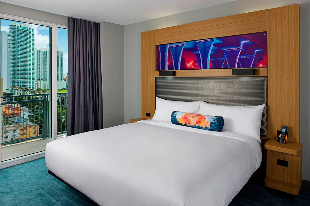 High Floor Double room with city view (full double bed)
