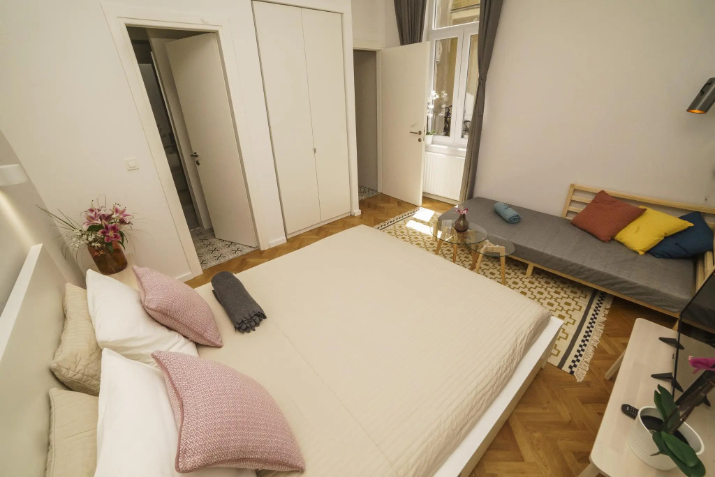 Deluxe Double room (full double bed)