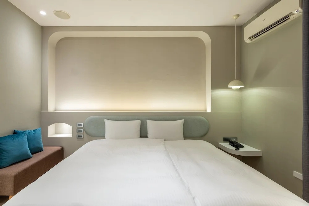 Deluxe Double room (full double bed)