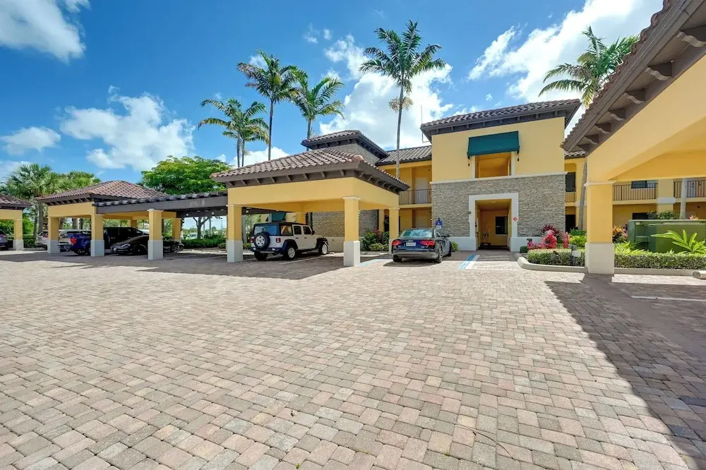 Luxe Naples Bay Resort Condo: Near Fifth Ave!