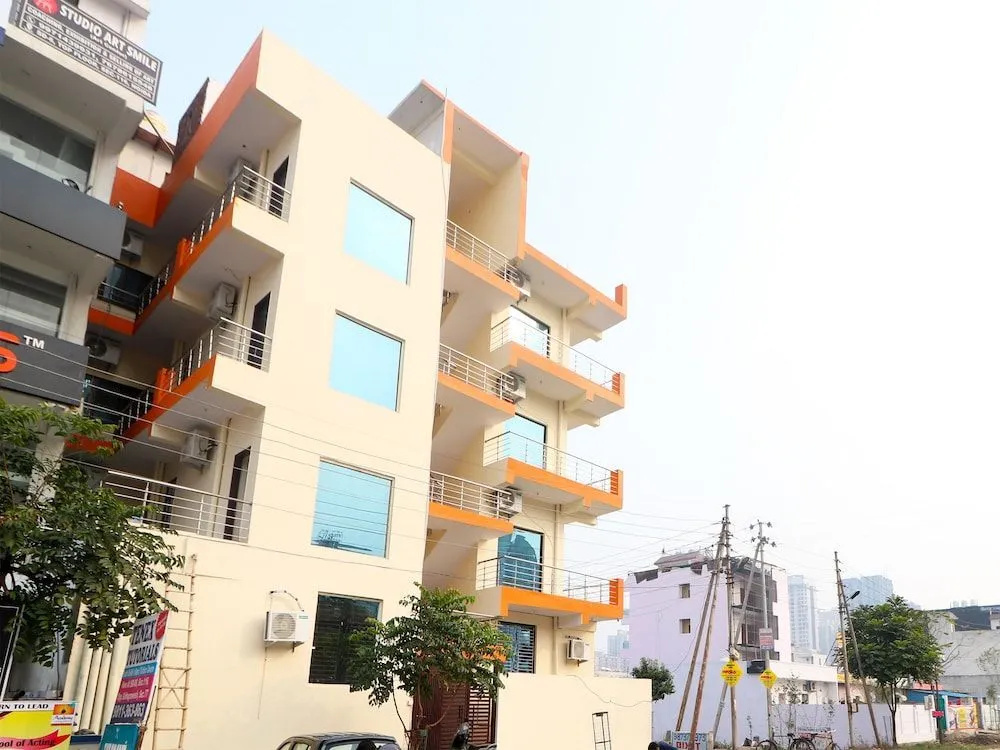 OYO 28366 National Hotel