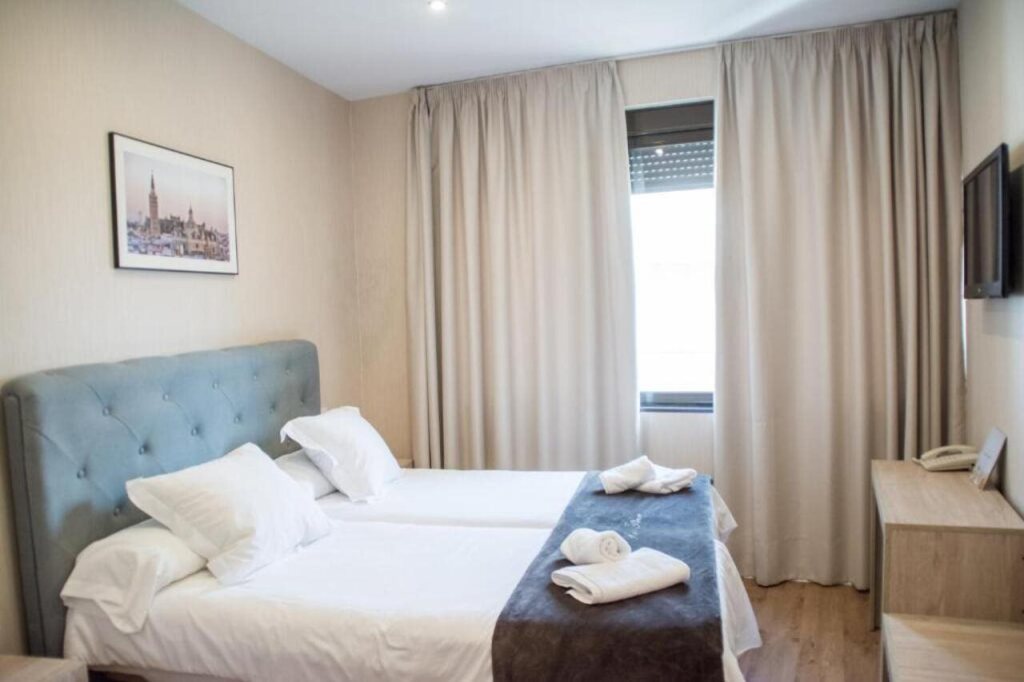 Hotel Plaza Sevilla - 13