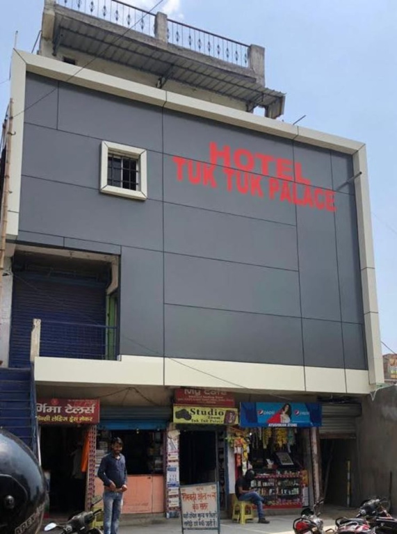 New Hotel Tuk Tuk Palace