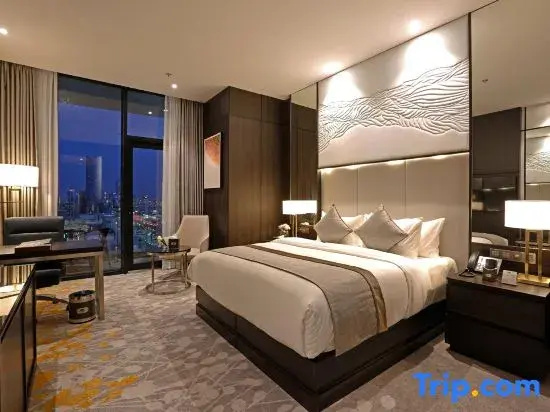 Suite with balcony and with city view