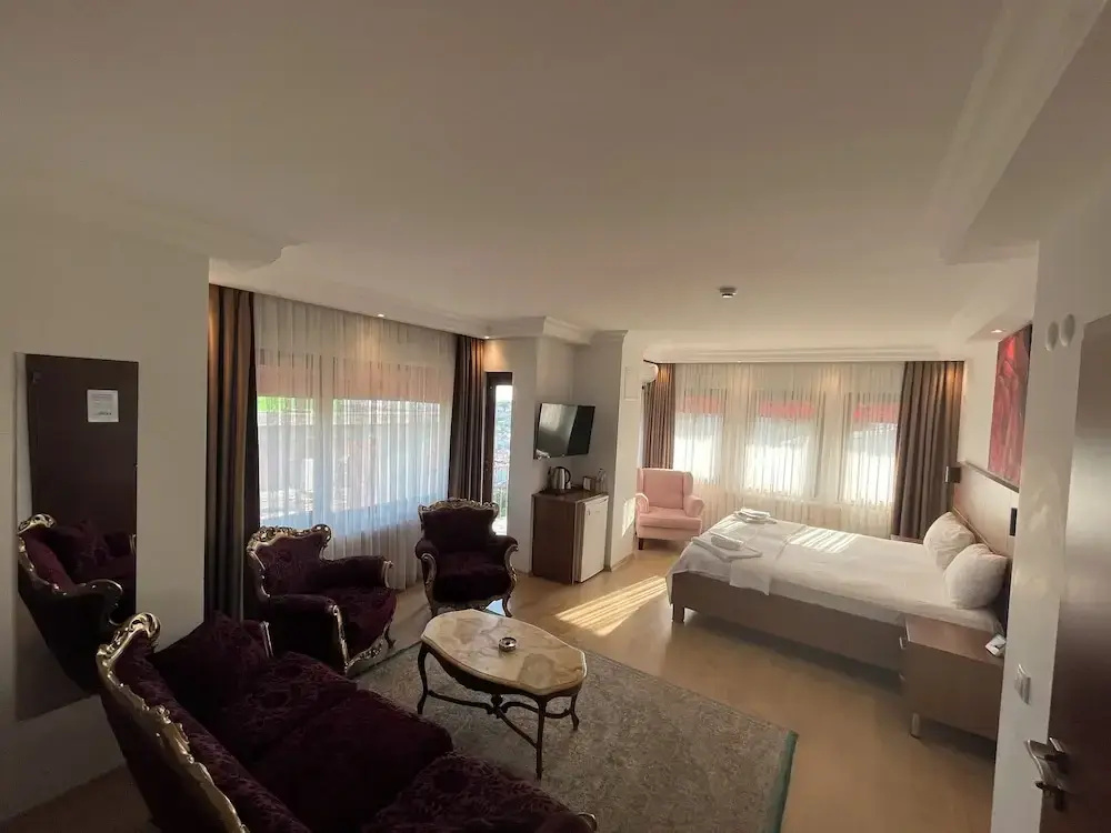 Grand Double room with balcony (full double bed)