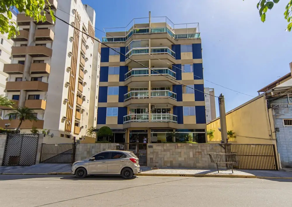 Apto a 750m da Praia da Enseada com Ar e Wi-fi