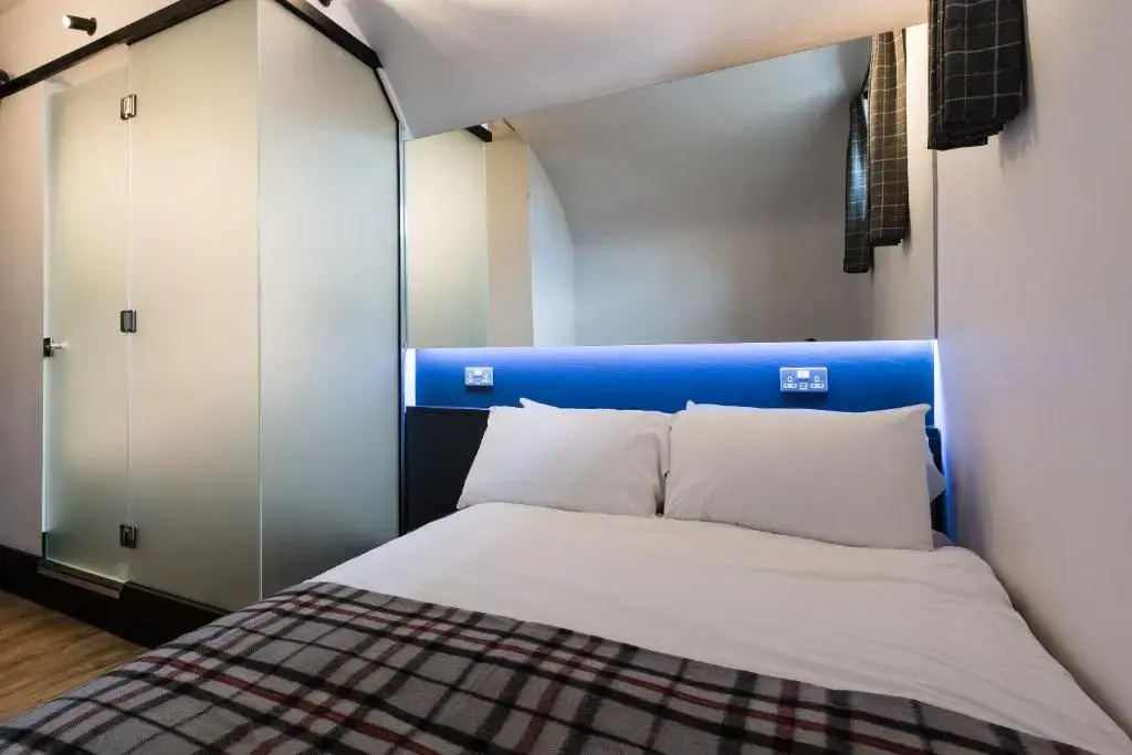 Double room (full double bed)