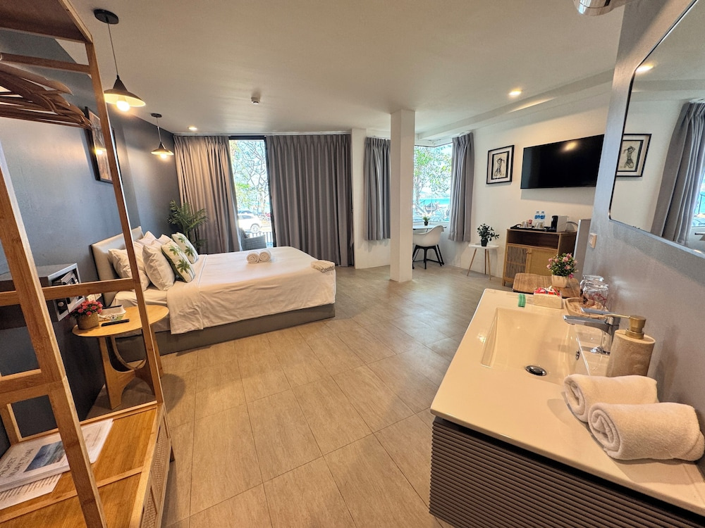 Superior Double Basement room with ocean view (full double bed)