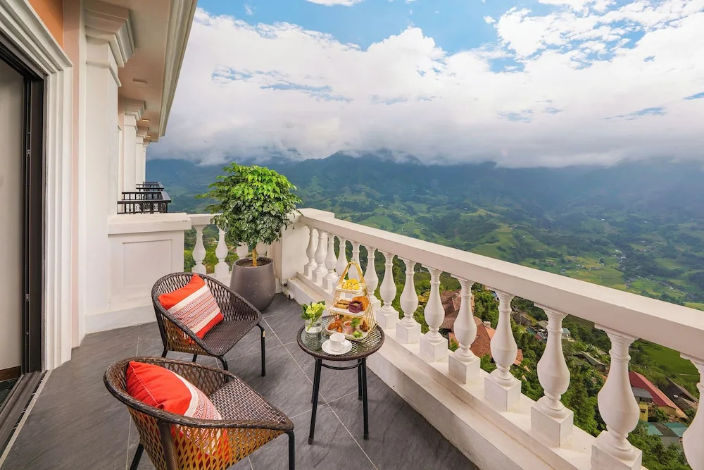 DeLaMont Sapa Hotel