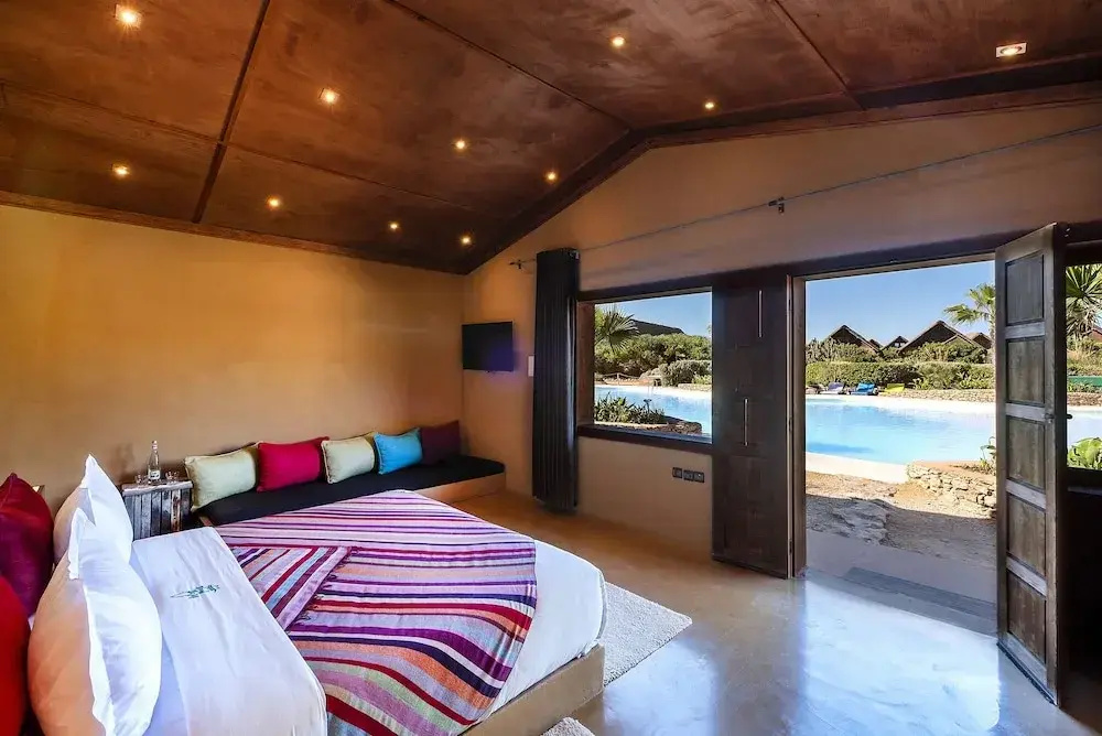 Bungalow with pool view
