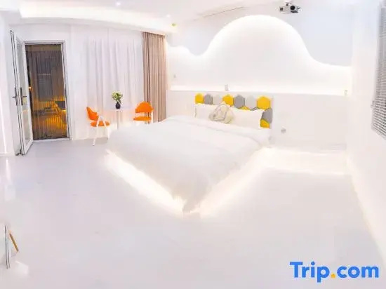 Suite with courtyard view