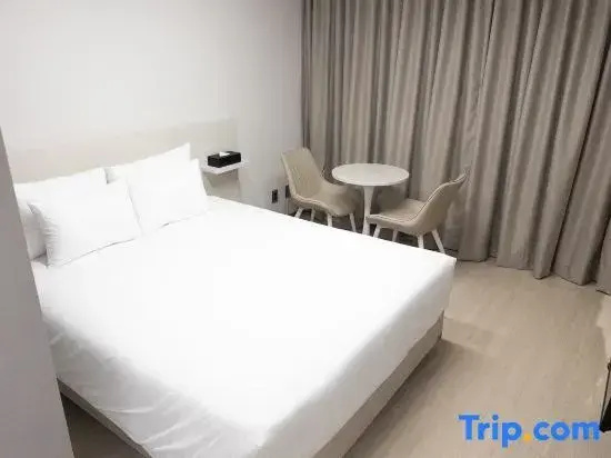 Deluxe Double Duplex room with partial ocean view (full double bed)