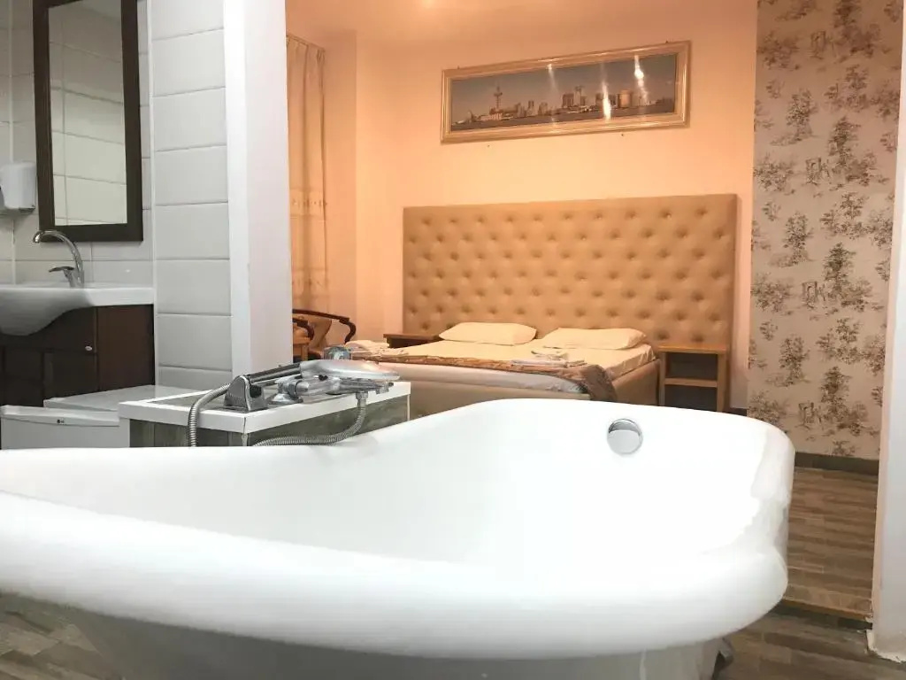 Deluxe Double room (full double bed)