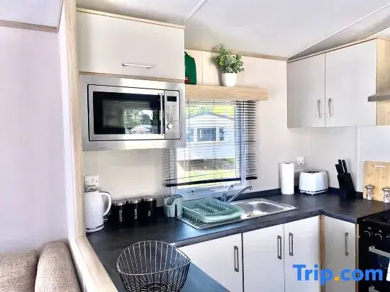Elegant 2 Bed One and Half Bath Caravan in Holiday Resort - Sleeps 6