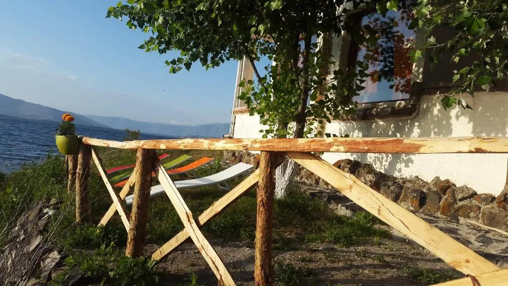 Standard Double room with lake view (full double bed)