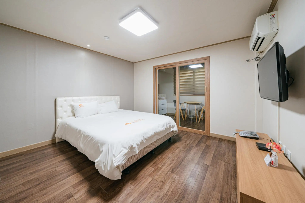 Orange Hotel — 3