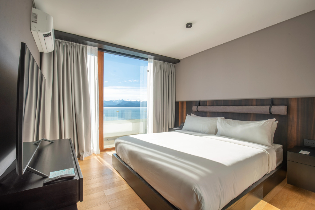 Double Suite with lake view (full double bed)