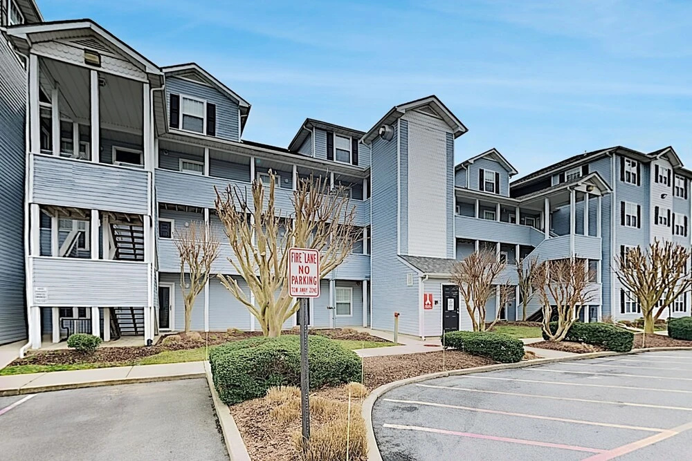 New Listing! Sanibel Village W/ 3 Pools 2 Bedroom Condo