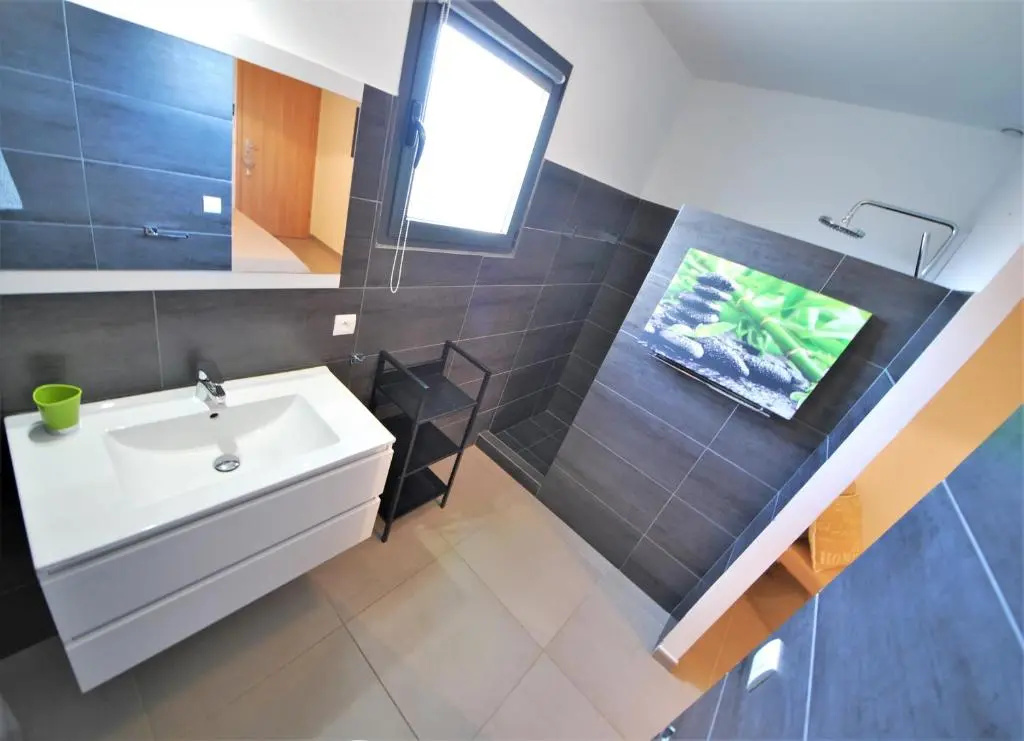 3 Bedrooms Apartment