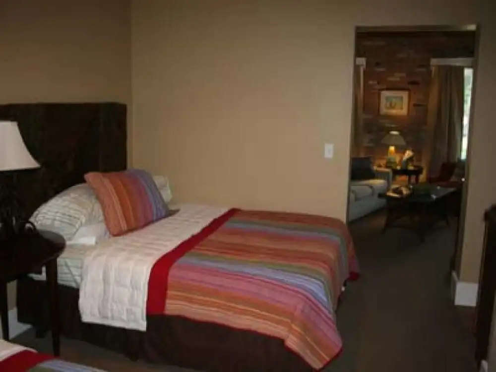 Deluxe Double room (full double bed)
