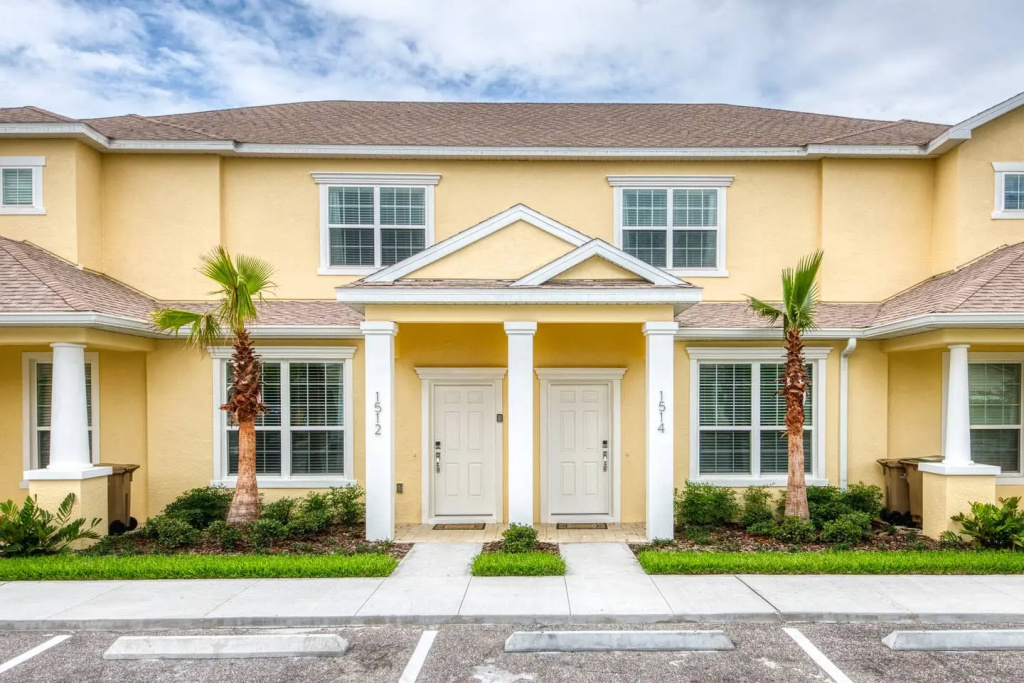 Charming townhome with private pool near Disney