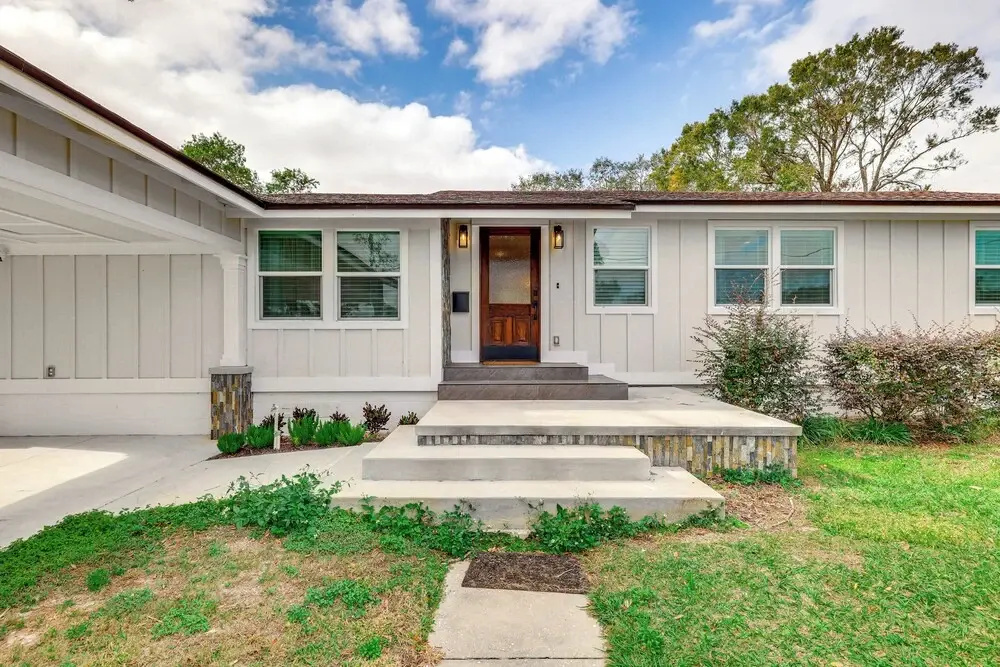 Fenced Yard: Lakeland Home Adjacent to Golf Course
