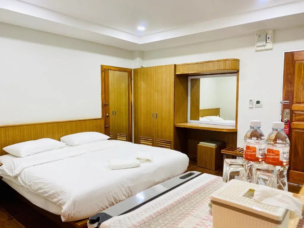 Deluxe Double room (full double bed)