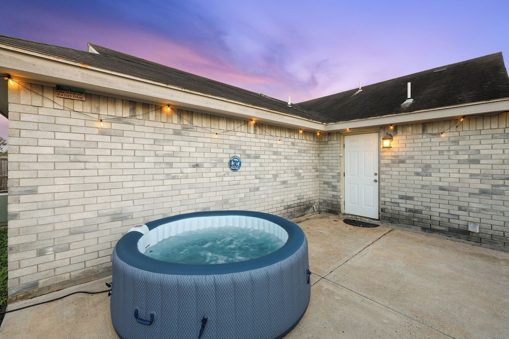 Hot Tub! Dog-friendly Gem 6 Mi to Dtwn Brownsville
