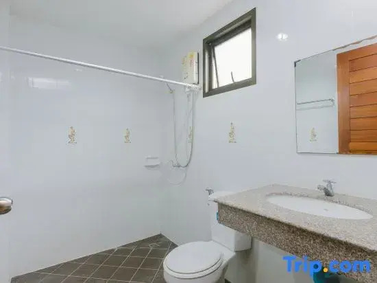 Двухместная студия с балконом двуспальная кровать в Kataonsea Bungalows