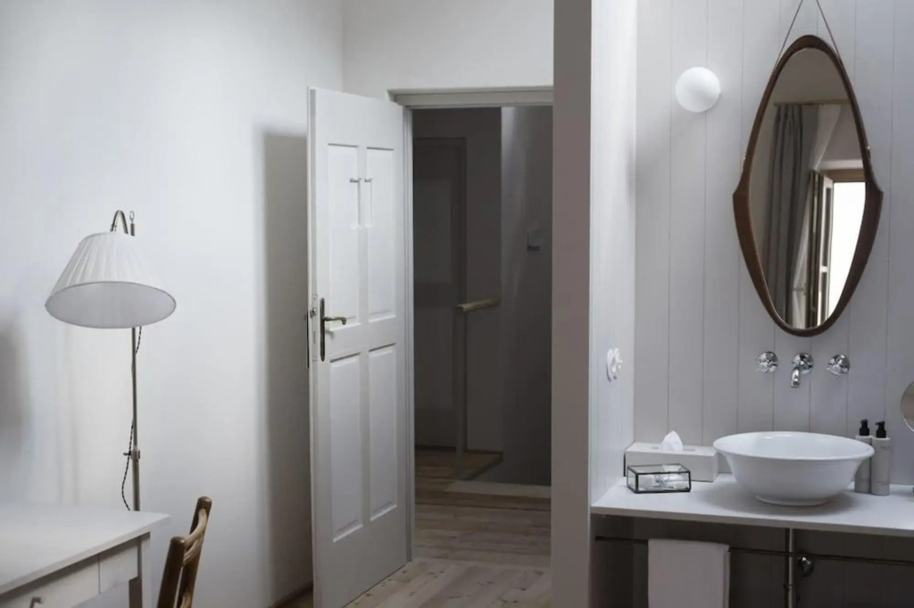 1477 Reichhalter Eat & Sleep by null