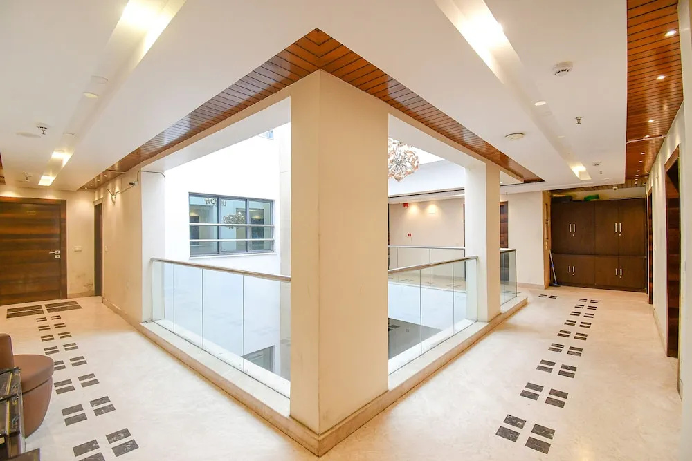 Lobby & Reception