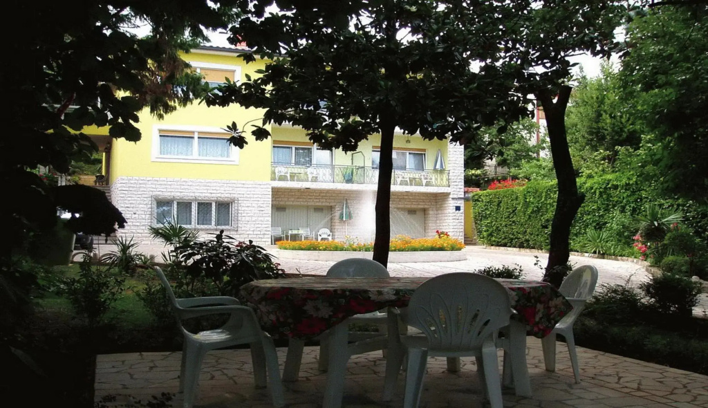 Apartments Anita - One Bedroom Apartment with Garden