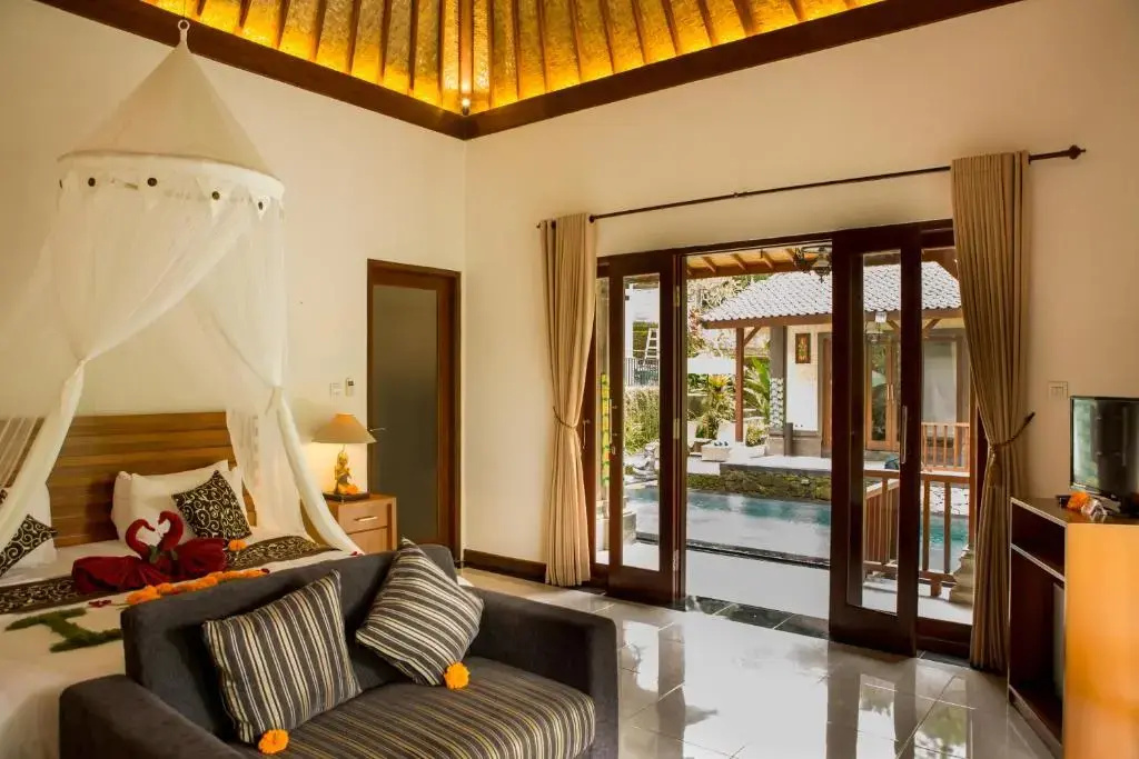 Bungalow with pool view