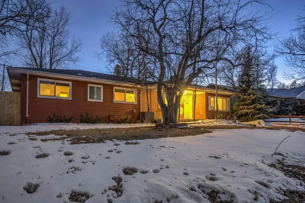 4BR Broadmoor Retreat Hottub Firepit Near Trails - Updated Outdoor Space With Yard Games