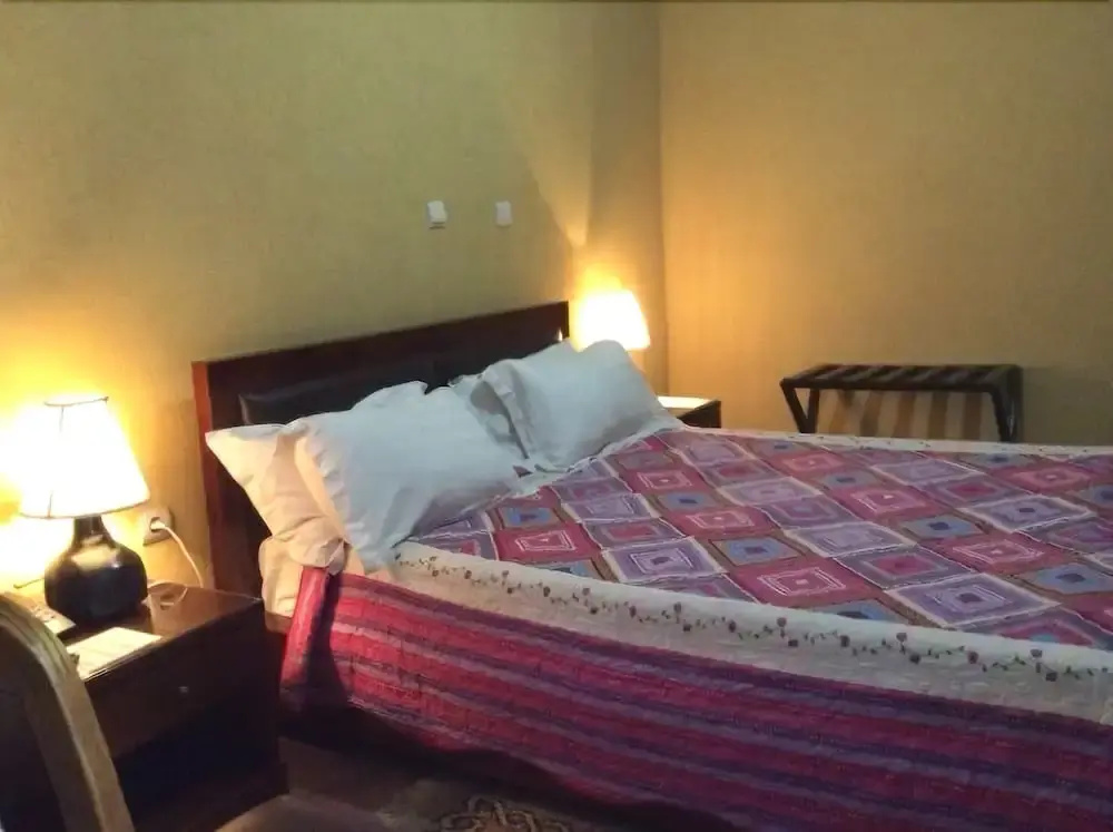 The Lions Den Hotel - Chambres