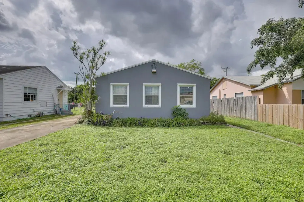 3 Mi to Beach: Quaint Home w/ Patio in Hollywood